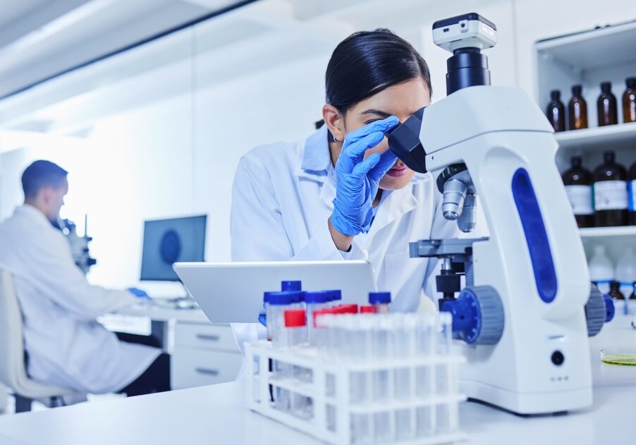 MicroscopeScientistAndResearchInLabWithStudyForPathology